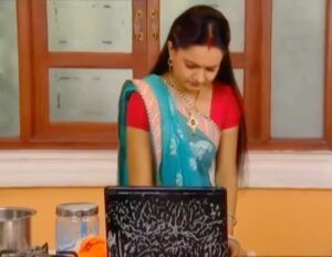 Giaa Manek Instagram - It is an actors job to mould themselves as per the requirement of the character they are enacting . 
.
.
.
#part1 #actor #giamanek #gopibahu #laptop #laptopscene #viral #viralvideos