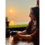 Gopika Anil Instagram - . Life is a beach, find your wave ! 🌊☺️ Pc- @chithira_rose_mathew . #beachvibes #evening #sunset #rayofhope #kozhikodebeach #picoftheday #beachside #beachview