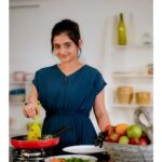 Gopika Anil Instagram - . In between shoot of #paathipeythunee♥️ Pc- @nandhukumar_nk MUA- @kalon_glamup_stories . #shoot #musicalalbum #behindthescenes #cooking #art #cookingisanart #pictureoftheday #instagrammer #cookingram #posingforthecamera