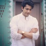 Gourab Roy Choudhary Instagram - শেষ গ্রন্হ তর্কের সাথে গল্প বোনা, নকশি কাঁথা কাল্পনিক।। সহজ পথ সহজ নয়, খিদের টানে সব লাগে ঠিক।। খিদে মানে অন্ন নয়, অন্যের অন্নে পরিহাস।। কারোর পাতে সামান্য নুন, দেখে চাহিদা করে উপহাস।। গরীব, মধ্যবিত্ত, ওপরওয়ালা, সবেতেই চাহিদা শ্রেষ্ঠ।। আসল ওপরওয়ালা মুচকি হাসে, মূর্খ... সবেতেই সৃষ্টি অনন্ত।। প্রেম, সম্পর্ক, পরিবার, সবটাই মায়ার সুতোয় বোনা।। খারাপ ভালো সব সুতো যার, চাহিদা আঠা দিয়ে লাগায় জোড়া।। মর্ত্যে শ্রেষ্ঠ সবাই, সবাই.., পবিত্র গ্রন্থের মতন পবিত্র।। শব্দের জালে বুনেই চলেছে, যে যার নিজের শেষ গ্রন্থ।। *** গৌরব রায় চৌধুরী ***