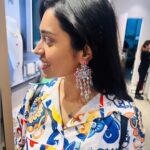 Haripriya Instagram - I see it I like it I try it . . . I Check the price and leave .. yuh 🚶🏻‍♀️ #haripriya #haripriyasinger #swarovski #jewelry #instafashion