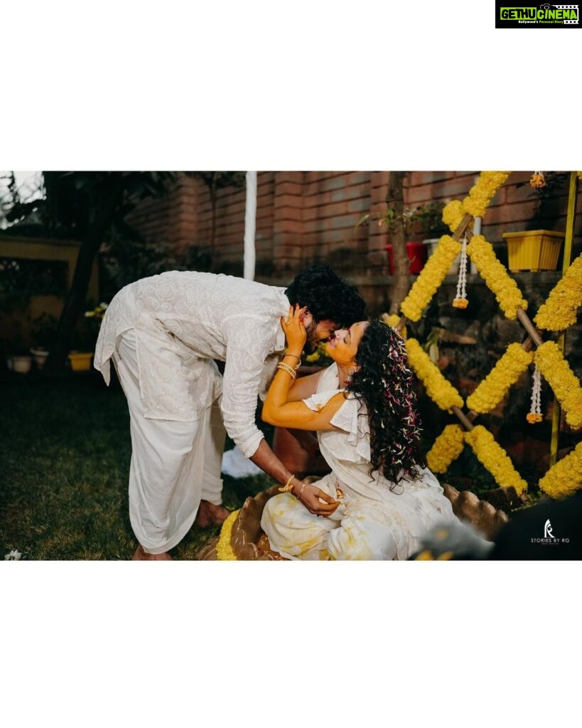 Hariprriya Instagram - ಅರಿಶಿಣ ಶಾಸ್ತ್ರದ ಅಪೂರ್ವ ಕ್ಷಣಗಳು❤️ Haldi decor 😍 - @meragi.celebrations Haldi outfits 🥰 - @itihas_sagar Pics 🤩 - @storiesby.rg #vasishtasimha #hariprriya #simhapriya #wedding #celebration #traditional #indianwedding #love