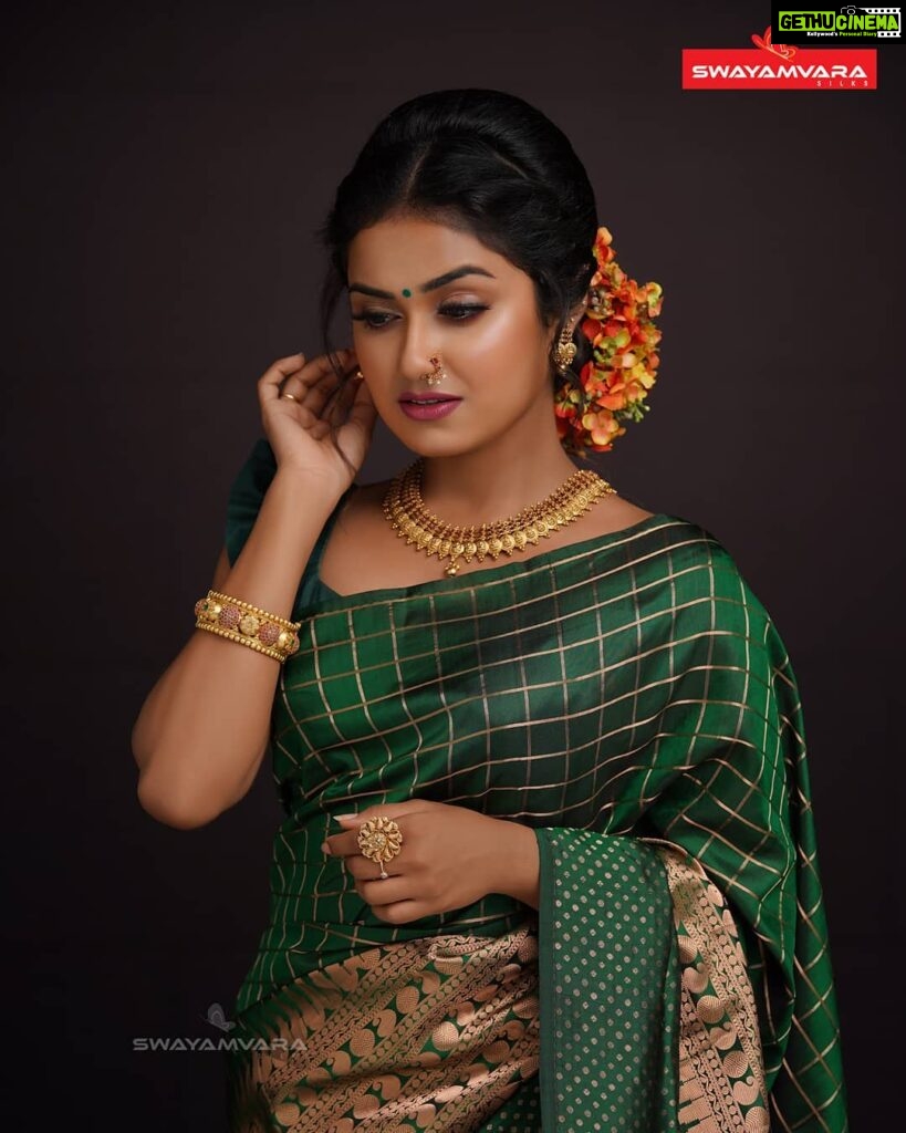 Haritha G Nair Instagram - Swayamvara Silks| Red FM Malayalam Photography: @director_aniesh_upaasana In association with @redfmmalayalam Makeup: @vijilsmakeover @neethu_makeupartist Styling : @leirakuncysiby Jewellery: @ladies_planet_rental_jewellery #green #traditional #swayamvarasilks #redfm #redfmindia #thinkalkalaman #thinkalkalamanonsuryatv #makeup #styling