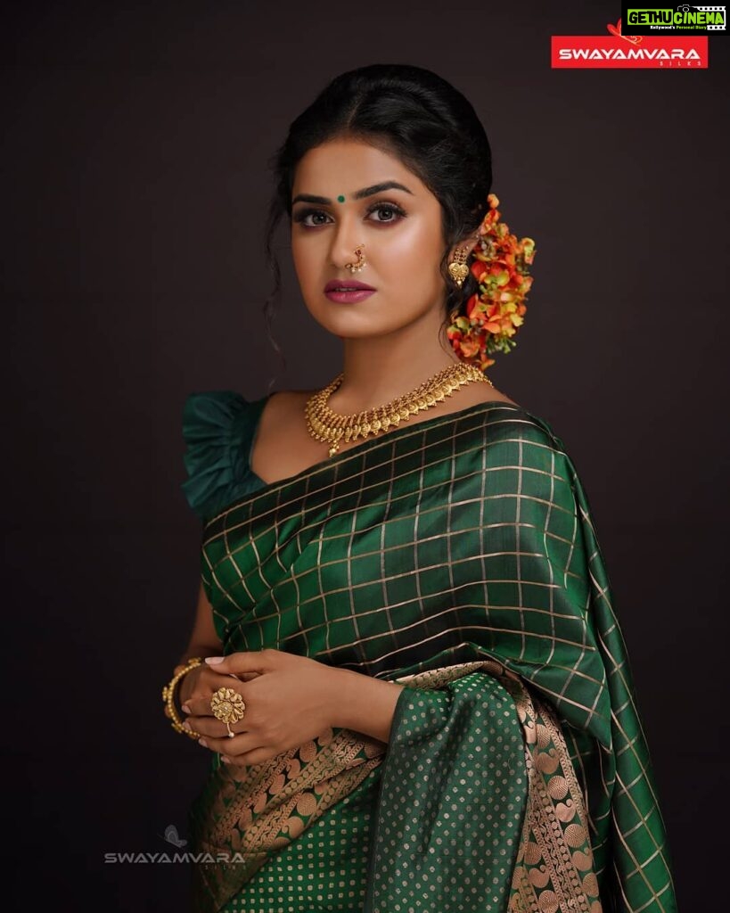 Haritha G Nair Instagram - Swayamvara Silks| Red FM Malayalam Photography: @director_aniesh_upaasana In association with @redfmmalayalam Makeup: @vijilsmakeover @neethu_makeupartist Styling : @leirakuncysiby Jewellery: @ladies_planet_rental_jewellery #green #traditional #swayamvarasilks #redfm #redfmindia #thinkalkalaman #thinkalkalamanonsuryatv #makeup #styling
