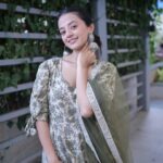 Helly Shah Instagram - Khule baal ya band ?? 🙃