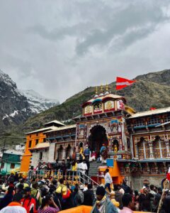 Himanshi Khurana Instagram - PoV : you are on chaar dham yatra