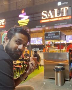Hussain Dalal Instagram - Yaad hai?... jab garmiyon mein, lunch break ke dauran hum chhup kar school ke gate mein haath daal kar, thele se amrood khareeda karte the ? Aur lete hue cheenkh kar poochhte the "mirchi powder aur Namak daala na ? ".... 
Bas Wahi taste humari life mein comeback kar Raha hai ! 
@salt.pune makes the most amazingly authentic guava icecream with chili and SALT, (ofcourse ) on top ❤️
For a trip down memory lane, hop over to @salt.pune at Salunke Vihar. In Pune. Maharashtra. And experience nostalgia like never before !! iss EID WEEKEND par, I'm going to be at  @salt.pune where are you going to be ?
Photo credit - @zeebamiraie ❤️