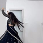 Indravathi Chauhan Instagram - Wearing this gown makes me feel like a real gothic queen.🥰🖤……. #kosshetimisalolusong🥰😍 #ooantavaooooantavasong🔥🔥 #speaker Outfit/: @label_swathyreddy