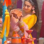 Isha Malviya Instagram - do you believe in Love At First Sight?💛🙈 . #kesariya #brahmastra