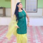 Isha Malviya Instagram - trending😉💚 . #trending#reels#reelit#dance