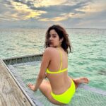 Janhvi Kapoor Instagram - Messy hair, iridescent skies, salty winds and an endless ocean 💘 #discoversoneva #sonevajani #experiencesoneva #coastalin Soneva Jani