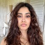 Janhvi Kapoor Instagram - Messy hair, iridescent skies, salty winds and an endless ocean 💘 #discoversoneva #sonevajani #experiencesoneva #coastalin Soneva Jani