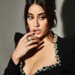 Janhvi Kapoor Instagram - season’s greetings! ✨🎄💋