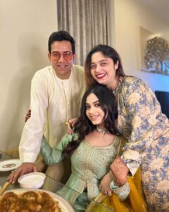 Jannat Zubair Rahmani Instagram - Eid Mubarak 🌙🥰

Stylist : @styledbysujata
Outfit : @jigarmaliofficial
Jewellery : @indianjewellery999
