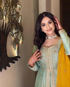 Jannat Zubair Rahmani Instagram - Eid Mubarak 🌙🥰

Stylist : @styledbysujata
Outfit : @jigarmaliofficial
Jewellery : @indianjewellery999