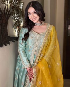 Jannat Zubair Rahmani Instagram - Eid Mubarak 🌙🥰

Stylist : @styledbysujata
Outfit : @jigarmaliofficial
Jewellery : @indianjewellery999