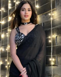 Jannat Zubair Rahmani Instagram - Felt khubsurat might delete later 😛 Look @the_adhya_designer