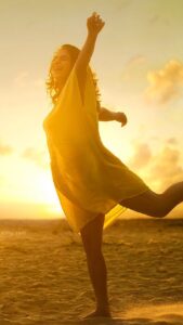 Jaseela Parveen Instagram - In Frame @jaseela_parveen 
Photography @seny_p_arukattu 
Location Puthuvyppu Beach
Assisted by @vidhul_biju 

www.senyphotography.com

Shot with OP9pro 
 #mobilephotography
#fashionphotography #Beachphotography #sunset #Jaseela #fashion #fashionphotographer #senyparukattu #senyphotography #goldenhourphotography