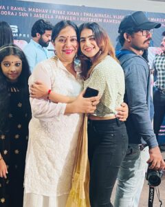 Jaseela Parveen Instagram - It was an unexpected meet though it was a wonderful pleasure seeing you here after 7 years Mummy @priamenon 😍… You are the same beautiful chic as before ♥️ happy for sharing a screen with you ♥️Love you more ♥️