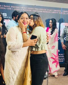 Jaseela Parveen Instagram - It was an unexpected meet though it was a wonderful pleasure seeing you here after 7 years Mummy @priamenon 😍… You are the same beautiful chic as before ♥️ happy for sharing a screen with you ♥️Love you more ♥️