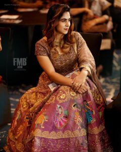 Jaseela Parveen Instagram - Thank you so much @pegasusglobalpvt presents FMB MINNALAI award for considering me ... 

Photography: 📸 @wedlife_photography_ 
Costume : @glowthedesignerhub ❤️
MUA : @remaleriza_makeup_artist 

@uniquetimes_ 
@drajitravi 

#manappuramfinanceltd #dque #pegasusglobal #pegasusevents #minnalai #fmbaward #filmaward #jaseelaparveen #serialaward #Asianet #zeekeralam #positivity #motivation #selflove #happiness #inspiration #mindset #loveyourself #life #belief #believe #goals #limitations #success #music #smile #happy #inspired #bts