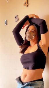 Kangna Sharma Instagram - caption Pls ??