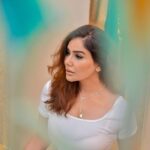 Kangna Sharma Instagram - The most beautiful things in life are not things .They’re People and places,Memories and Pictures, They are feelings and Moments and smiles and laughter 🥰