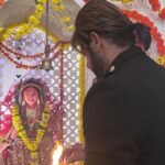 Karanvir Bohra Instagram - When In doubt go to gods feet, #hindu #muslim #sikh #isahi Sab Ka Ek hi malik ☝🏼 It’s so uncanny that I get to shoot infront of #khodiyarmaa Uncanny why? Coz I met her after so many years, my father @mbohra56 and grand father #ramkumarbohra had produced a Gujarati film called #jaikhodiyarmaa way back in the 80’s , and that film was the turning point in my father’s career as that movie was a #goldenjublee I had to pay my respect to her🐊❤️