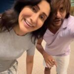Karanvir Bohra Instagram - You make my world go round and round @bombaysunshine.. You are my #axis! 😄 Try this challenge.. spin around and around, like ten times, and then try to kiss the person you're with! 😄👍 (Mujhe toh chakkar aa gaye.. but my girl nailed it!)