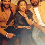 Karanvir Bohra Instagram - Switch your TV sets @sonytvofficial 9pm mon-fri coz #summer is here with #surily and #shivendra #humrahenarahehum @swastikproductions