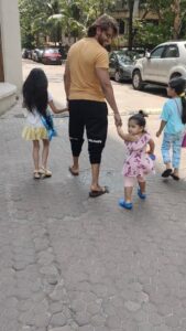 Karanvir Bohra Instagram - When you come home and find this to walk to and talk to, then you have to be their stalk like support 
My dolls ❤️❤️❤️
