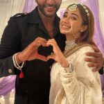 Karanvir Bohra Instagram - Tokey tokey tokey bhalobashbo shojoni to all our fans who are giving soo much love to all of us in #humrahenarahehum 📸 @theonly_ajayabhi . . #tinadatta #tina #bengal #bhalobasha #karanvirbohra #setlife #shooting #shoot #reelsinstagram #réel #reels #trending