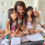 Karanvir Bohra Instagram - So these two had holidays from school.. and there was no way we were going to let them watch TV all day! 😄🤷🏻‍♀️ They do play outside but they need things do indoors also. And I feel once kids are in the 'flow' of school, they should continue with a little bit of daily schooling.. enough to maintain their focus, but not too much that they get bored. So we enrolled them in @learn_2read phonics classes. :) It's been the perfect mix of polishing their reading skills, playtime and even a little bit of dancing! 😄 (Special thanks, Ms Urvashi, for your patience.. Bella and Nen can be a handful.. even online!) 😂