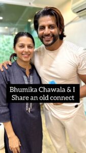 Karanvir Bohra Instagram - Met this wonderful girl  @bhumika_chawla_t at an @artofliving programme today... We go way back than #radhee from #terenaam too 😂