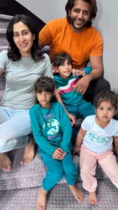 Karanvir Bohra Instagram - On #fathersday I was just reminiscing about when I became a dad and dekhte hi dekhte for a #husband I became a #daddyoftwins to a #daddyofthree 
Souls come into our lives to learn and to teach us, I think these 3 have come to guide us, coz I’m learning so much from them and why you see my spending as much time as I can with these #teendeviyan 📖🔱💰