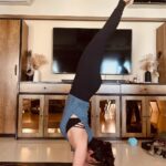 Karishma Tanna Instagram - Pehchaan kaun???🤓 #elbowstand #yoga #bodyweight #love