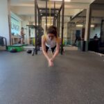 Karishma Tanna Instagram - Train your mind to see the good in everything 🙌💪 #reels #reelsinstagram #slowandsteady #explore #trending #workout #pushups #gym #karishmatanna