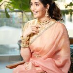 Karishma Tanna Instagram - Hello Monday ❤️ #potd #love #mood #karishmatanna #instagram Saree by @raw_mango Jewellery by @razwada.jewels @amigos.rizwan Styled by @shrushti_216 Hair by @deepalid10 📸 @harsh__mevada