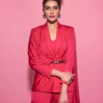 Karishma Tanna Instagram - Pretty in Pink and all 🩷🩷 Promotions for #Scoop @netflix_in Make up @makeupbyvishakha Hair @shefali_hairstylist.81 Outfit- @agunjofficial Jewellery- @sangeetaboochra @aquamarine_jewellery Styled by- @sukritigrover Styling Team- @vanigupta.23 @simrankumar19 Click by @akshay_26 #love #pink #mood #potd #explore #karishmatanna