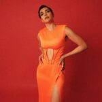 Karishma Tanna Instagram - Orange is the new Orange 😎 @feminaindia awards . #aboutlastnight #potd #explore #love #karishmatanna Outfit- @gennyofficial Make up @makeupbyvishakha Hair @shefali_hairstylist.81 Jewellery- @anmoljewellers Styled by- @sukritigrover Styling Team- @vanigupta.23 @simrankumar19