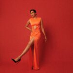 Karishma Tanna Instagram - Orange is the new Orange 😎 @feminaindia awards . #aboutlastnight #potd #explore #love #karishmatanna Outfit- @gennyofficial Make up @makeupbyvishakha Hair @shefali_hairstylist.81 Jewellery- @anmoljewellers Styled by- @sukritigrover Styling Team- @vanigupta.23 @simrankumar19