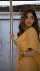 Kashmira Pardesi Instagram - 🔊
Ma’s fav song ♥️ 

Shot by : @ashwin_harke
Outfit by: @suta_bombay
Styling : @jasjeet01_
Styling assistant : @dhritisoonderji @_aamenaa_
HMU : @sandybeauti
Hairstyle by : @makeoversbyjacqueline
Managed by : @wizardingmedia_