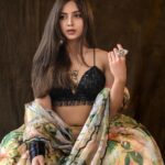 Kashmira Pardesi Instagram - Only turnin' up for the squadron Shinin' 'round here, we gotta rob them 🤷🏻‍♀️ Squadron 👇 Shot by @pranil_chintewar Styled by @rashmitathapa Makeup hair - @makeuphairbyrahul Wearing @geethikakanumilli Jewellery @karnikajewelshyd Managed by @aleen_aladnak @karthik_peruru @arunprajeethm @monikcherukuri