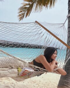 Kashmira Pardesi Instagram - Find me under the palms 🌴🌊

@touronholidays @heritanceaarah 

#touron #touronmaldives #HeritanceAarah #HeritanceHotelsandResorts #HeritanceExperience #SunnySideofLife #PremiumAllInclusive