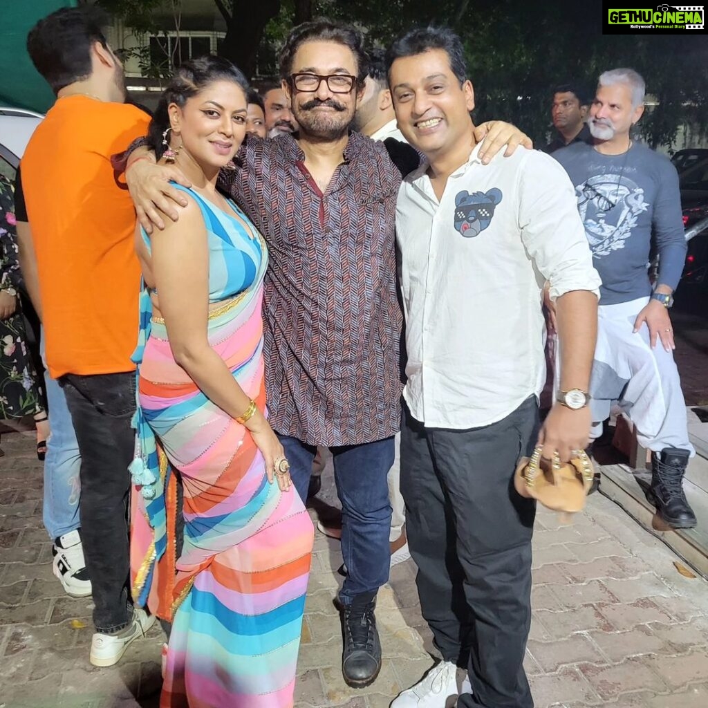 Kavita Kaushik Instagram - So much love in one day!!! Thank you Aamir Sir for being such a wonderful host and loving human🙏 what awesome conversations, food and music ! A night to remember all life , thank you @gippygrewal for everything ❤️ My buddy @kikusharda miss u beyond words can express ... @kapilsharma your magic is pure like God's blessing 🙌 ✨️ #Carryonjatta3
