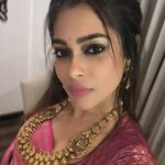 Keerthi shanthanu Instagram - 💖 #பட்டுப்புடைவை #நகை ✨ For @zeetamizh #superjodi today 6.30pm @mspinkpantherjewel @vyshalisundaram_hairstylist @poornimas_store #saree #silksarees