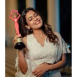 Keerthi shanthanu Instagram - 🤍💗 Happiness that flows naturally while being honoured with an award 🩷 #Televisionbeautyofthedecade Thank you @she_awards @she_india & team 🩷 Received from @actress_ramyapandian @samyuktha_shan 🩷 Beautiful outfit by my fav @bandananarulaofficial 🤍 Photography Team: @sat_narain @the.portrait.culture @shotsbyuv @srivathsan_vijayaraghavan @talesbyashif Hairdo : @chisellecrew @chisellemakeupandhair 🤍