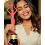 Keerthi shanthanu Instagram - 🤍💗 Happiness that flows naturally while being honoured with an award 🩷 #Televisionbeautyofthedecade Thank you @she_awards @she_india & team 🩷 Received from @actress_ramyapandian @samyuktha_shan 🩷 Beautiful outfit by my fav @bandananarulaofficial 🤍 Photography Team: @sat_narain @the.portrait.culture @shotsbyuv @srivathsan_vijayaraghavan @talesbyashif Hairdo : @chisellecrew @chisellemakeupandhair 🤍