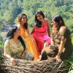 Keerthi shanthanu Instagram - 🌻 📸 @mahuvnish @gayathriraguramm @sulujeeva @gtholidays.in #yellow #greenary #girls #bali