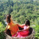 Keerthi shanthanu Instagram - 🌻 📸 @mahuvnish @gayathriraguramm @sulujeeva @gtholidays.in #yellow #greenary #girls #bali